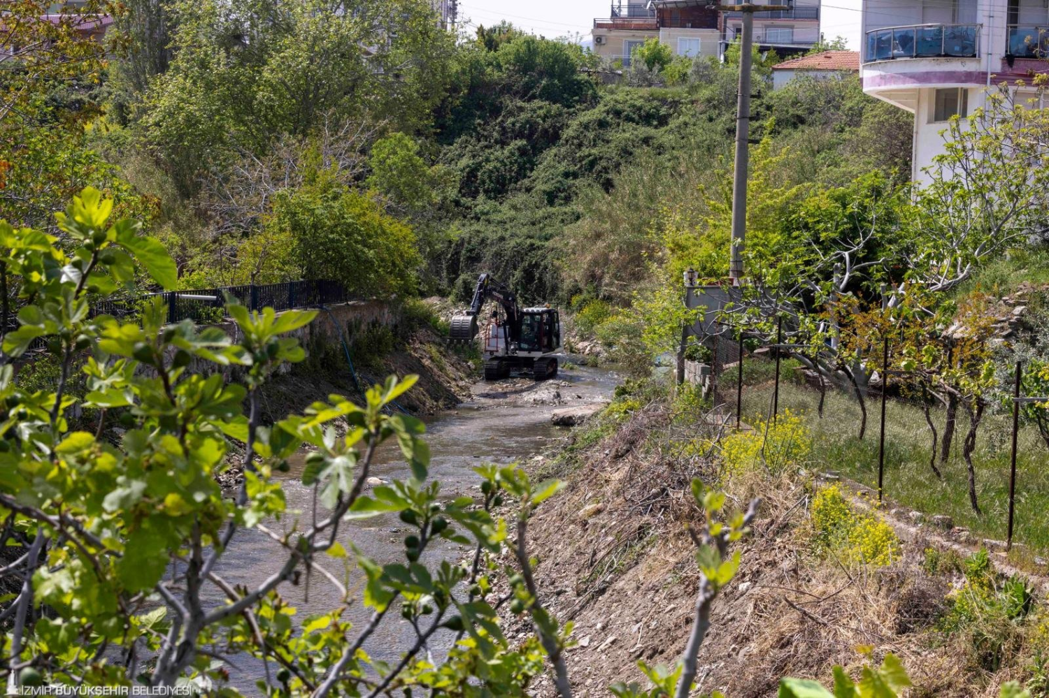 Körfezle buluşan derelerde temizlik harekâtı